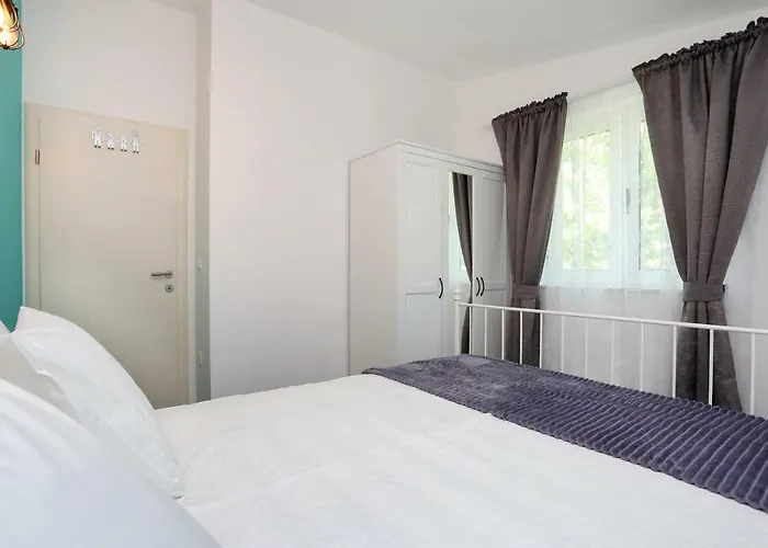 Split Hills Sea View